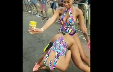 Duas Mulatas Angolanas Exibindo Seus Corpos Sensuais em Passeata Quente