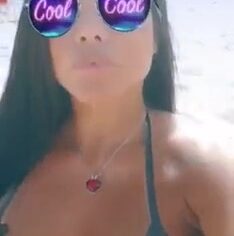 Duas safadas cariocas exibindo o biquíni de fita na praia e se pegando