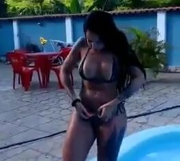 Elisa Sanches exibe o corpo sexy molhadinha na piscina para o amigo