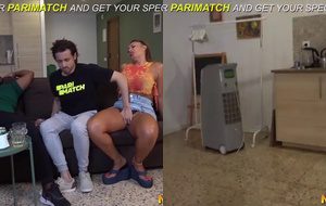 Esposa safada dando com tudo para o melhor amigo do marido enquanto o corno assiste
