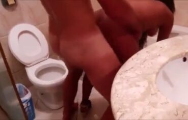 Esposa safada de Brasília transa com amante e goza na boca