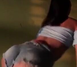 Fabi novinha rebolando o popozão ao som de funk e fazendo carinha de safada
