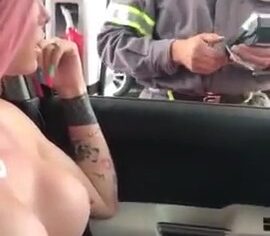 Frentista sortudo ganha foda intensa com loira peituda de cabelo rosa
