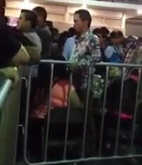 Gordinha safada chupa rola de desconhecido em fila de evento em sp