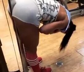 Gostosa fitness exibe bunda grande enquanto malha abdômen em cena exclusiva