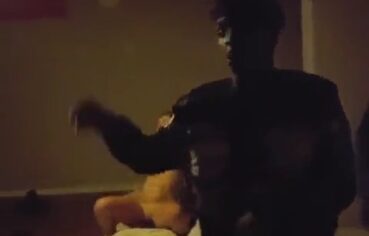 Gostosa transa no sofá sem ligar para a câmera enquanto ouve rap