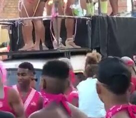 Gostosas rebolando nuas no trio elétrico do Carnaval de Salvador
