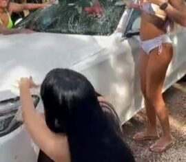 Hubner fudendo as amigas peladas enquanto lavam o carro