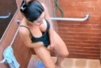 Isabelle do bbb24 se exibe lavando a buceta de forma sensual