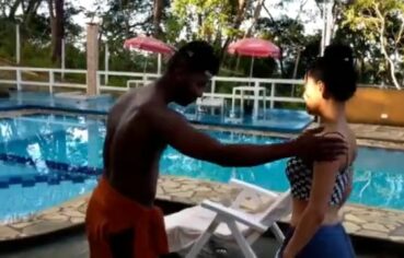 Karen moreninha magrinha chupa e fode na piscina ao ar livre
