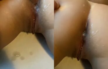 Karolzinha senta gostoso e leva gozada quente no cuzinho