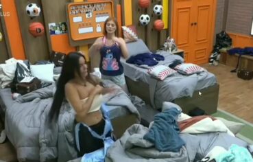 Kerline ex bbb mostra os peitos na fazenda em cena quente