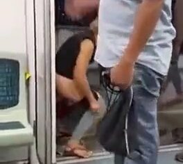 Loira apertada mijando na frente de todos no metrô do rio