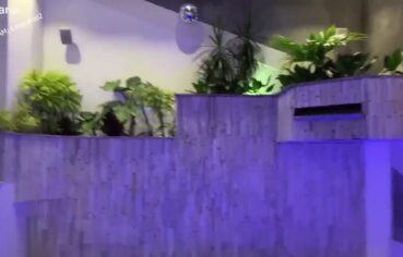 Loira peituda fode com vizinho tatuado numa transa selvagem