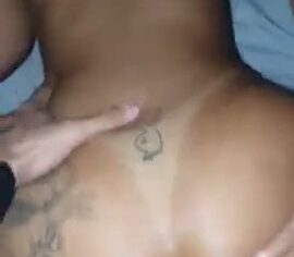 Loira safada empinando o rabo e levando rola no cuzinho com força