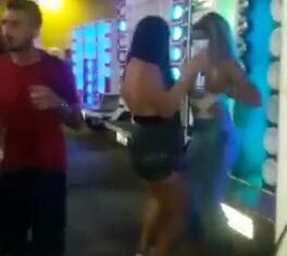 Loira safada exibe peitos enormes no paredão de som em baile quente