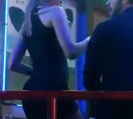 Loira sensual exibe a buceta sem calcinha em boate e se envolve em cena quente