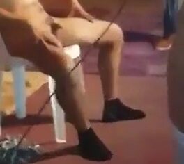 Loira sensual rebola no cara pelado em festa de putaria que vazou na net