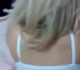 Loirinha gaúcha de quatro com o rabo empinado levando rola gostoso