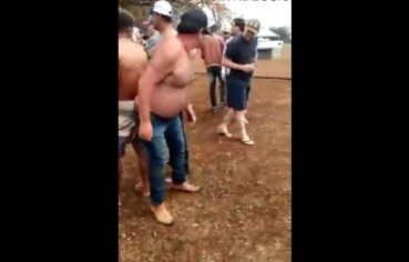 Loirinha safada rebola pelada no gordinho em Barretos enquanto galera grava