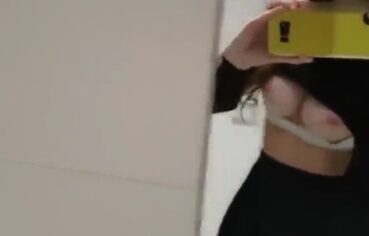 Magrinha safada se alivia no banheiro do shopping com masturbação intensa