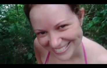 Melissa Alecxander chupa a rola do marido ao ar livre e leva porra na boca