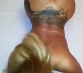 Milena tatuada empinada de quatro mamando e gemendo enquanto é filmada