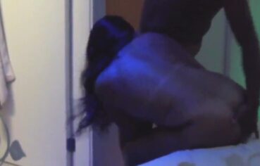 Morena casada safada chupa gostoso enquanto leva dedada no cu e marido grava