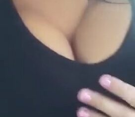 Morena cavala exibe corpo malhado em strip tease sensual dentro do carro