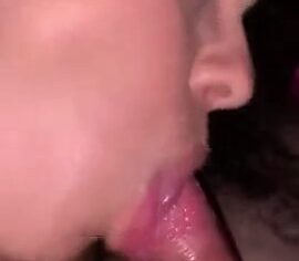 Morena safada chupando com gosto e engolindo toda porra quente