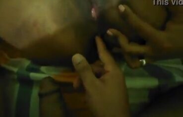 Morena safada tocando siririca enquanto marido prepara o cu para o anal