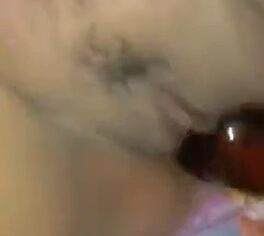 Morena sensual embriagada de tesão rebola e senta na garrafa de cerveja