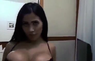 Morenaça com corpo escultural exibe os peitos e sensualiza na câmera