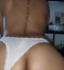Moreninha safada cavalga com vontade em sexo caseiro intenso