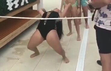Moreninha safada paga com a buceta quando maiô arrebenta em festa