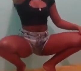 Moreninha safada rebolando gostoso na cama enquanto a amiga filma