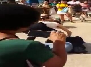 Mulher safada esfrega peitos na cara de tarado em surra de prazer