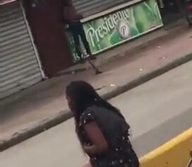 Negra latina exibe tesão em público e usa garrafa pet para se satisfazer