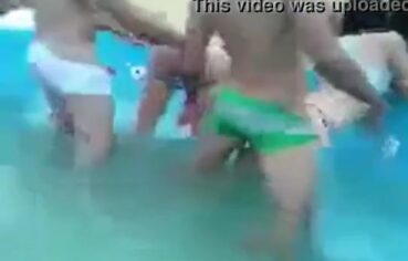 Ninfeta de 18 anos do colégio ac de recife na putaria com amigos