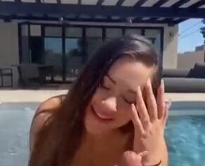 Novinha rabuda sentando forte na beira da piscina