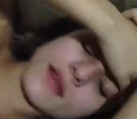 Novinha safada levando rola sem camisinha de ladinho e de frente
