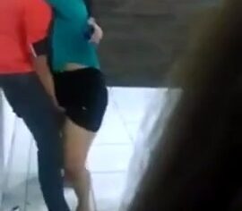 Novinha safada recebendo dedada na buceta no meio do baile funk