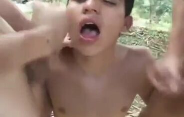 Novinho tarado fode com dois amigos e recebe leite quente no final