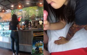 Oriental safada empina o rabo de quatro no motel enquanto o pau grande do cara soca forte