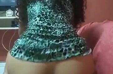 Patrícia moreninha levantando o vestido e quicando forte de costas