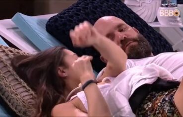 Paula Barbosa exibe os peitos para o novo crush em cena quente