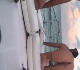 Putas de luxo exibem curvas de quatro em frente à lancha no vídeo mais quente