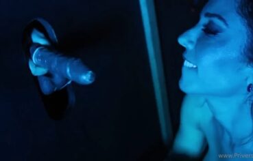 Renata Frisson exibe bundão no gloryhole e manda ver com consolos