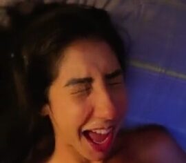 Renatinha morena exibe boca quente e leva leite quente no rosto