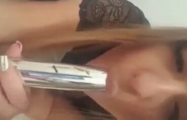 Sabrina gostosa chupando consolo e gemendo alto em vídeo caseiro